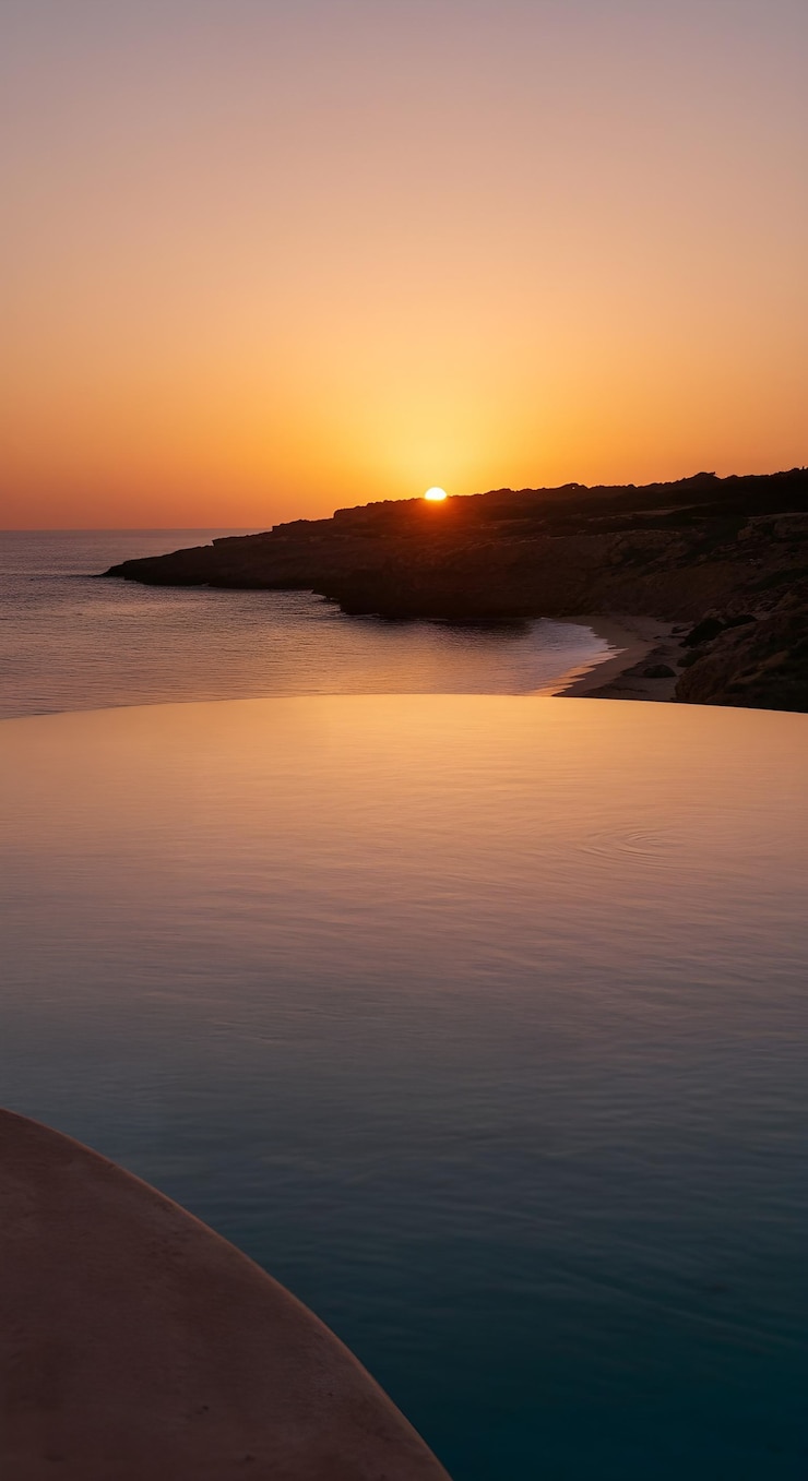 Foto grátis o pôr-do-sol sobre o oceano