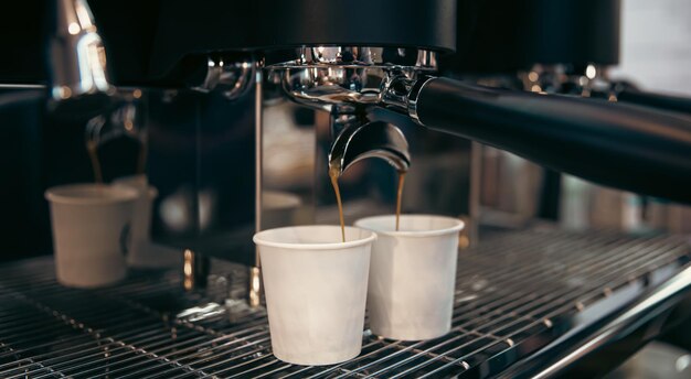 O processo de preparação de café expresso em uma máquina de café profissional fechada