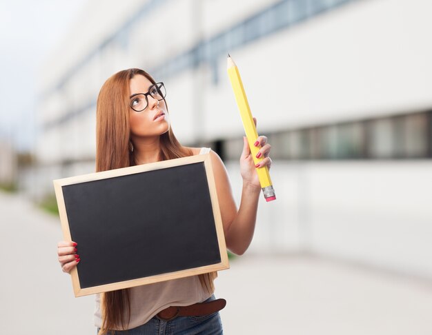 O professor novo com quadro-negro e do lápis