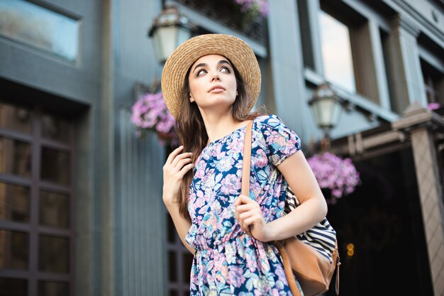 O retrato de mulher moda jovem bonita na moda posando na cidade na Europa