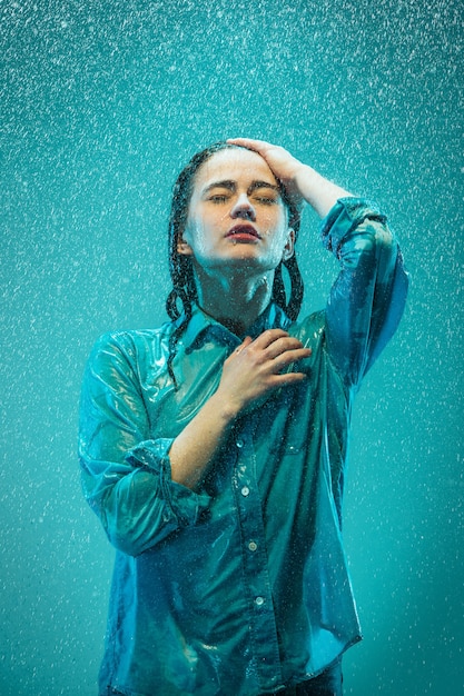 Foto grátis o retrato de uma jovem mulher bonita na chuva