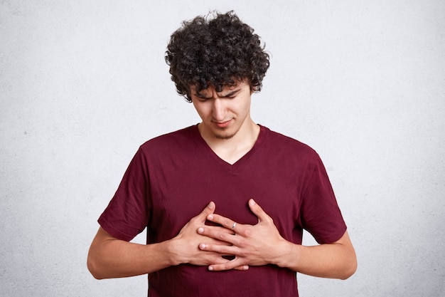 Foto grátis o retrato do adolescente infeliz chateado veste o marrom camiseta