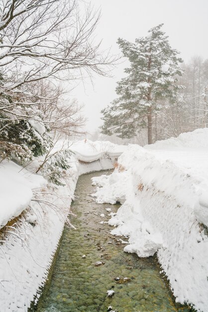 O rio Onsen flui através da cidade no japão.