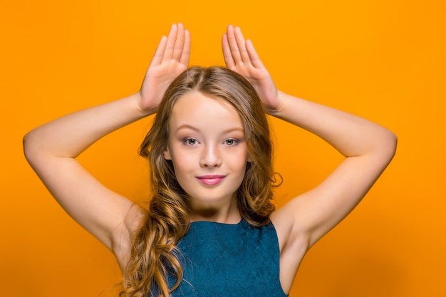 Foto grátis o rosto da menina adolescente feliz brincalhão