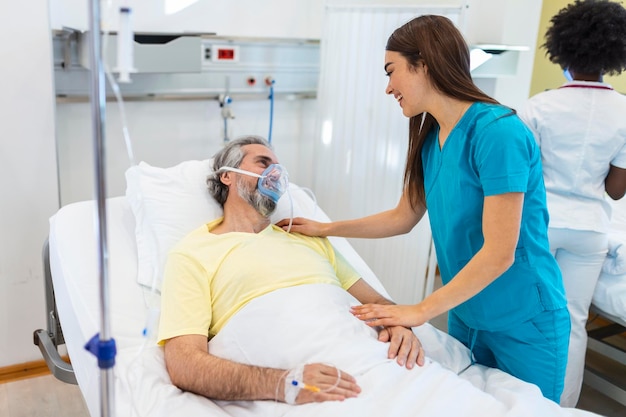 Foto grátis o serviço médico da mulher ajuda a discutir e consultar a conversa com o paciente sênior e de mãos dadas na reunião de cuidados médicos de saúde expressa o conceito de confiança em saúde hospitalar e medicina