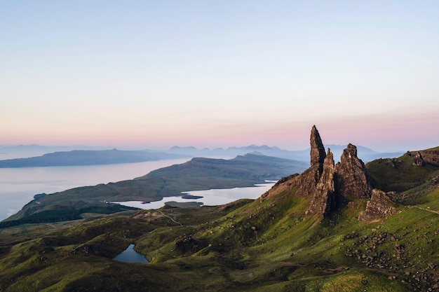 Foto grátis o storr na península trotternish da ilha de skye, escócia