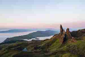 Foto grátis o storr na península trotternish da ilha de skye, escócia