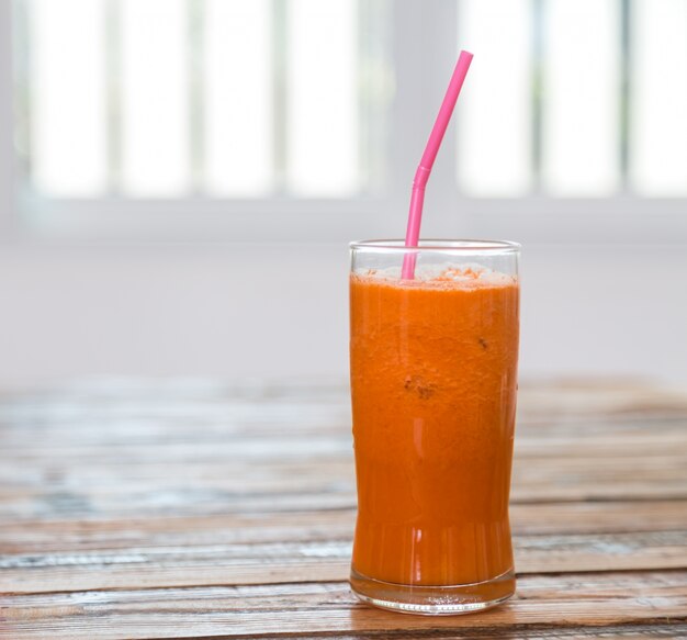 O suco de cenoura na tabela de madeira