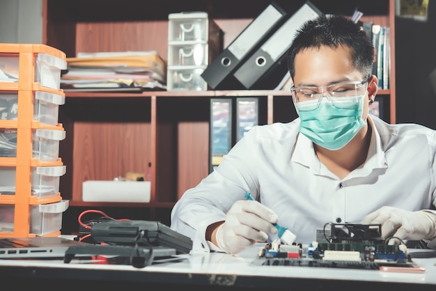 Foto grátis o técnico consertando o computador, hardware de computador, consertando, atualize e tecnologia