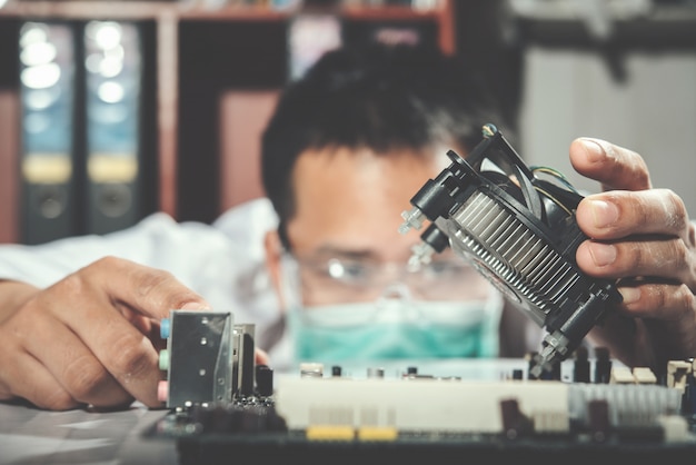 O técnico consertando o computador, hardware de computador, consertando, atualize e tecnologia