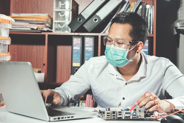 O técnico consertando o computador, hardware de computador, consertando, atualize e tecnologia