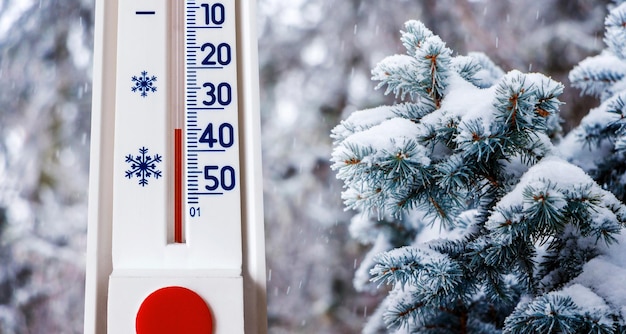 O termômetro no fundo da árvore de natal mostra 35 graus negativos no inverno. climas difíceis. geada forte