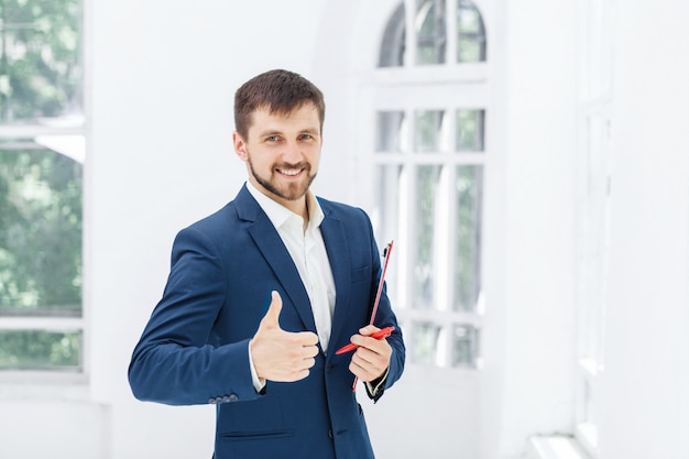 O trabalhador de escritório masculino sorridente