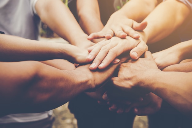 O trabalho em equipe empresarial junta as mãos juntas. Conceito de trabalho em equipe empresarial