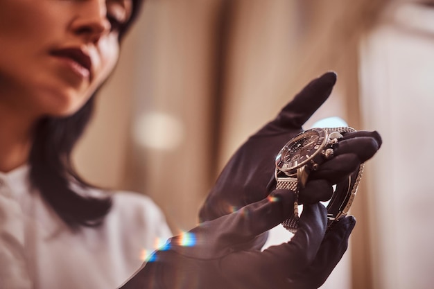 O vendedor mostra um relógio de pulso masculino exclusivo da nova coleção na joalheria de luxo