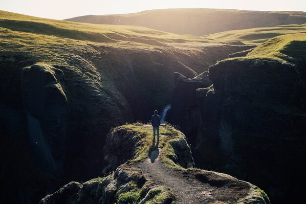 O viajante explora a paisagem acidentada da Islândia