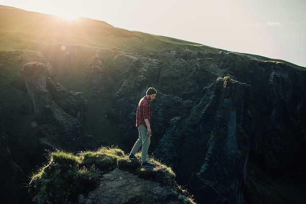 Foto grátis o viajante explora a paisagem acidentada da islândia
