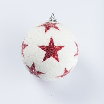 Objeto de decoração de bola branca de natal isolado no fundo branco.