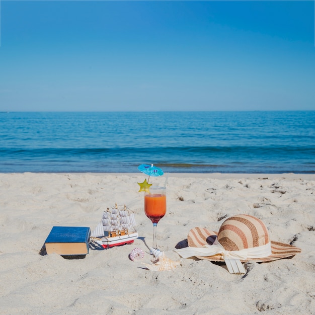 Foto grátis objeto organizado para relaxar na praia