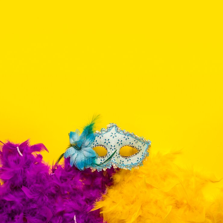 Foto grátis objetos de carnaval colorido plana leigos sobre fundo amarelo, com espaço de cópia