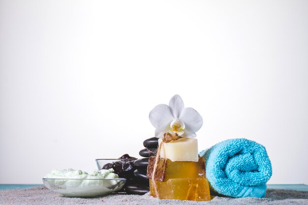 Objetos de spa decorativos em toalha cinza