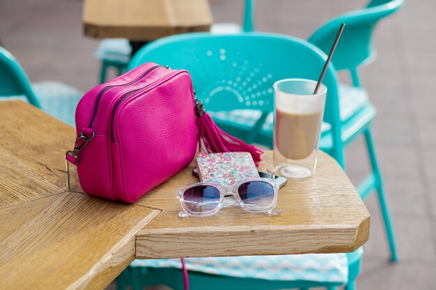 Objetos dispostos na mesa no café da cidade na rua