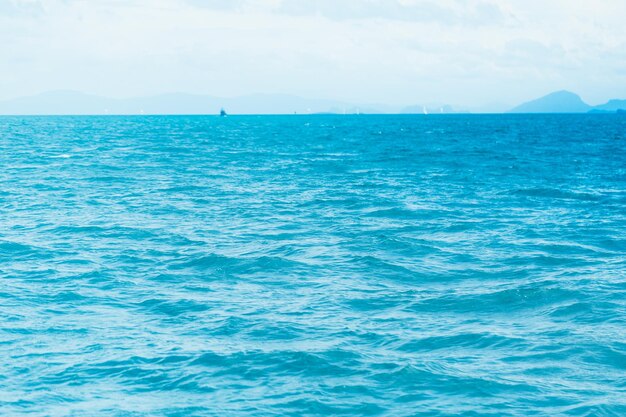Oceano azul brilhante com fundo de ondas suaves