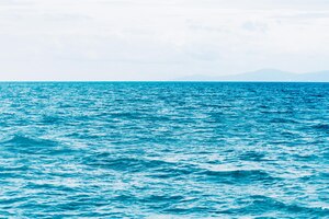 Oceano azul brilhante com fundo de ondas suaves