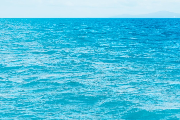 Foto grátis oceano azul brilhante com fundo de ondas suaves