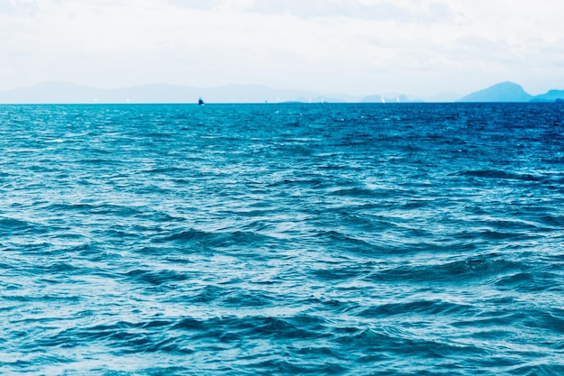 Foto grátis oceano azul brilhante com fundo de ondas suaves