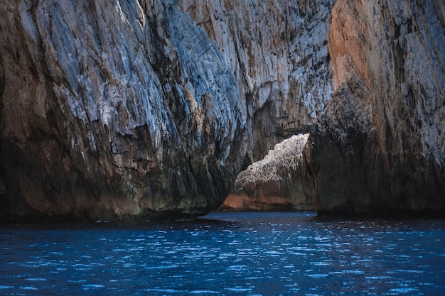 Oceano cercado por penhascos rochosos - ótimo para papéis de parede