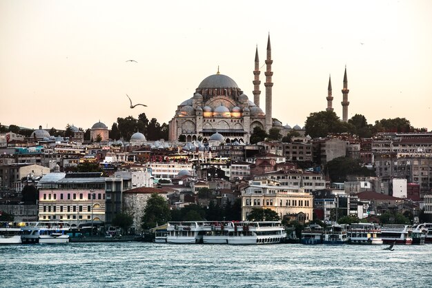 Oceano de Istambul com navio de cruzeiro