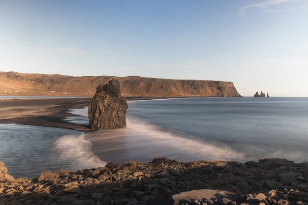 Foto grátis oceano perto do território de dyrholaey vik na islândia