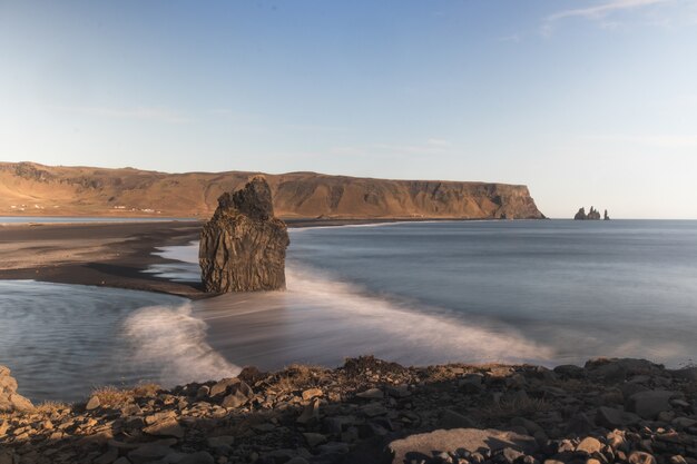 Oceano perto do território de Dyrholaey Vik na Islândia