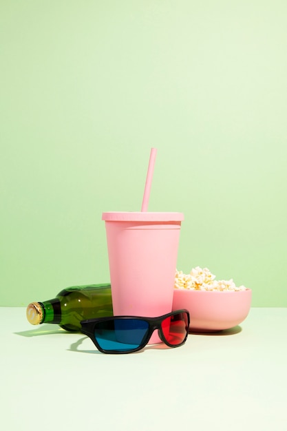 óculos 3d com copo de bebida