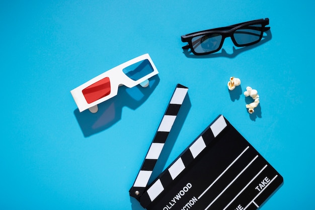 óculos 3d para filmes e claquete vista superior