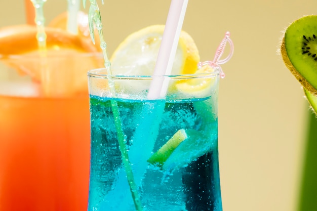 Foto grátis Óculos com vários cocktails coloridos