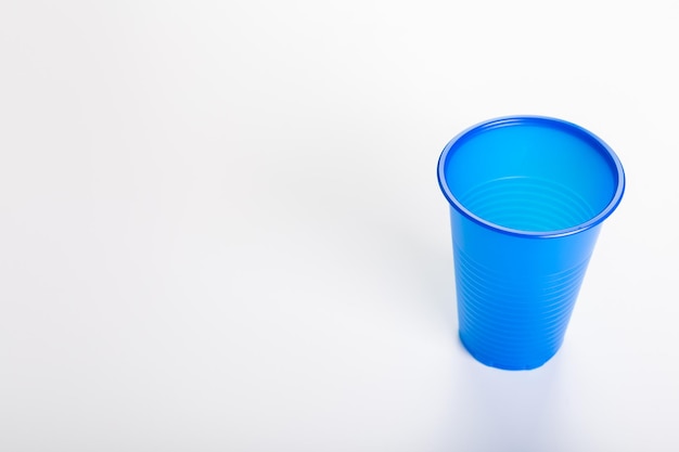 Foto grátis Óculos de plástico descartáveis azuis