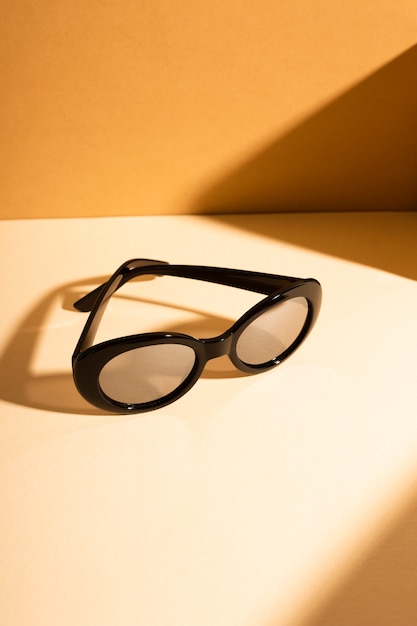 Óculos de sol vintage close-up com sombra