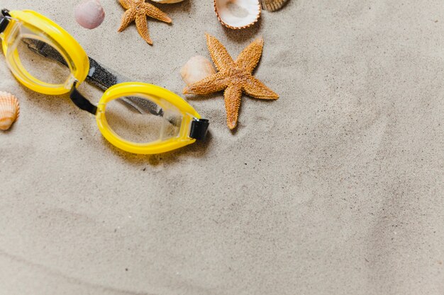 Foto grátis Óculos na areia com estrela do mar