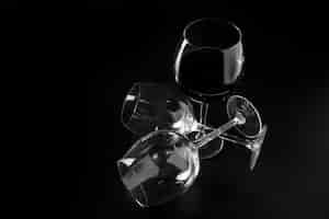 Foto grátis Óculos vazios perto do vinho