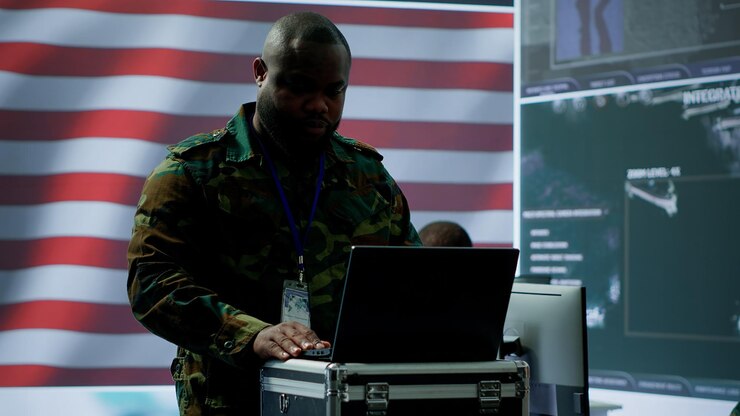 Foto grátis oficiais militares americanos no centro de comando cibernético protegem segredos de estado.