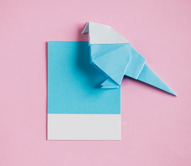 Ofício de papel de origami de pássaro dobrado