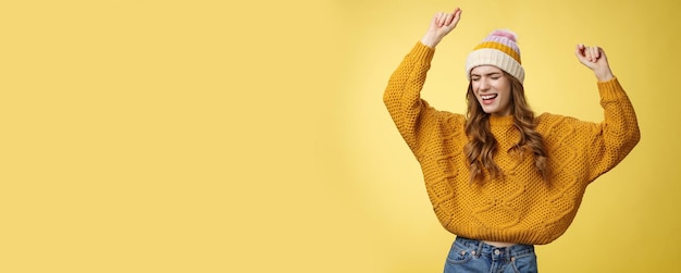 Foto grátis oh sim, festa vibe retrato alegre dança despreocupada garota feliz vestindo suéter de chapéu de inverno se divertindo