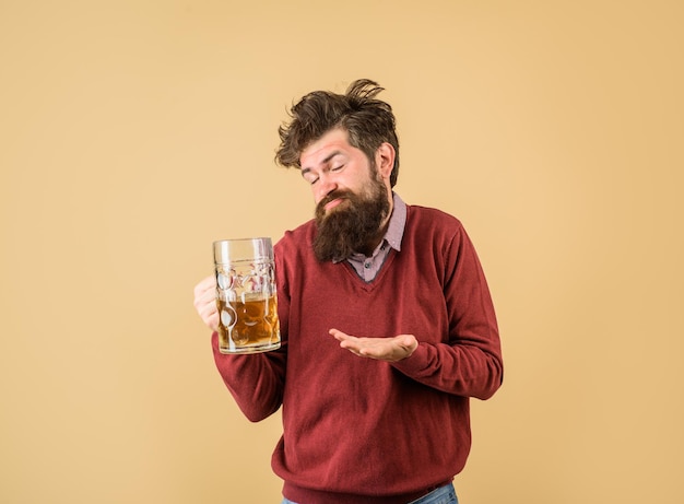 Oktoberfest homem bêbado de álcool com copo de cerveja artesanal homem bebendo cerveja no bar ou pub