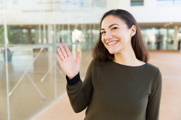 Olá mulher acenando feliz Latina