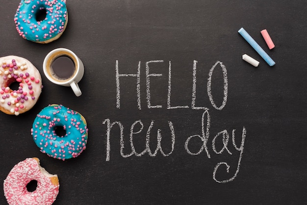 Foto grátis olá novo dia com coleção de donuts e café