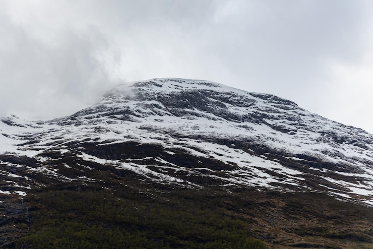 Foto grátis olden noruega 17 de maio de 2023 montanha