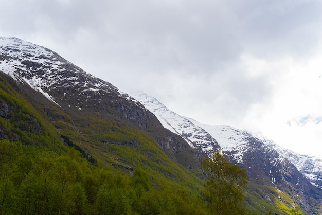 Foto grátis olden noruega 17 de maio de 2023 montanha