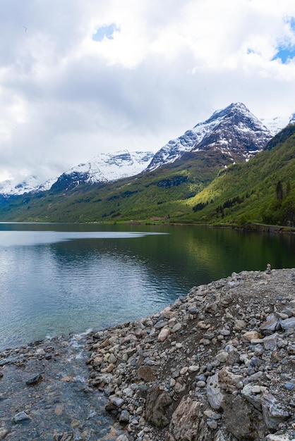 Foto grátis olden noruega 17 de maio de 2023 rio e montanhas